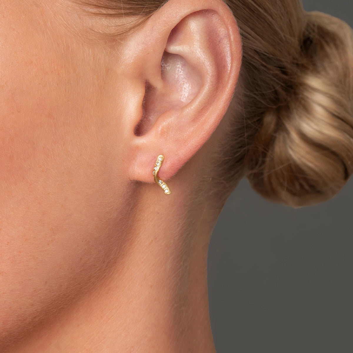 Vega Curl Ørestikker 18K Guld