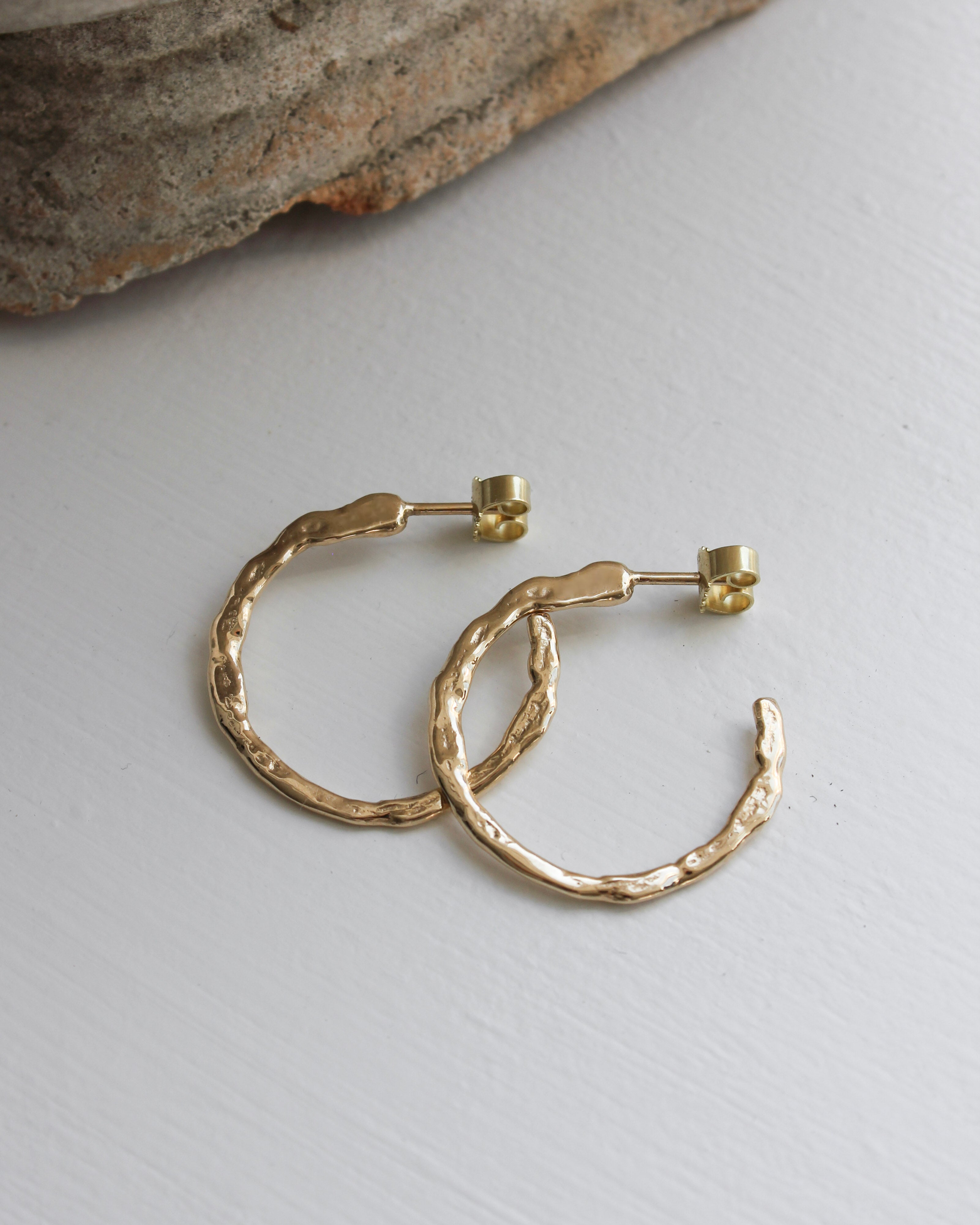 Magma Small Creoler, 14K guld – fra Dirks Jewellery | Dirks Jewellery