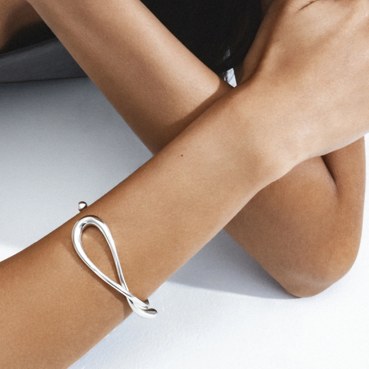 Mercy Twist Bangle Sølv – fra Georg Jensen | Dirks Jewellery